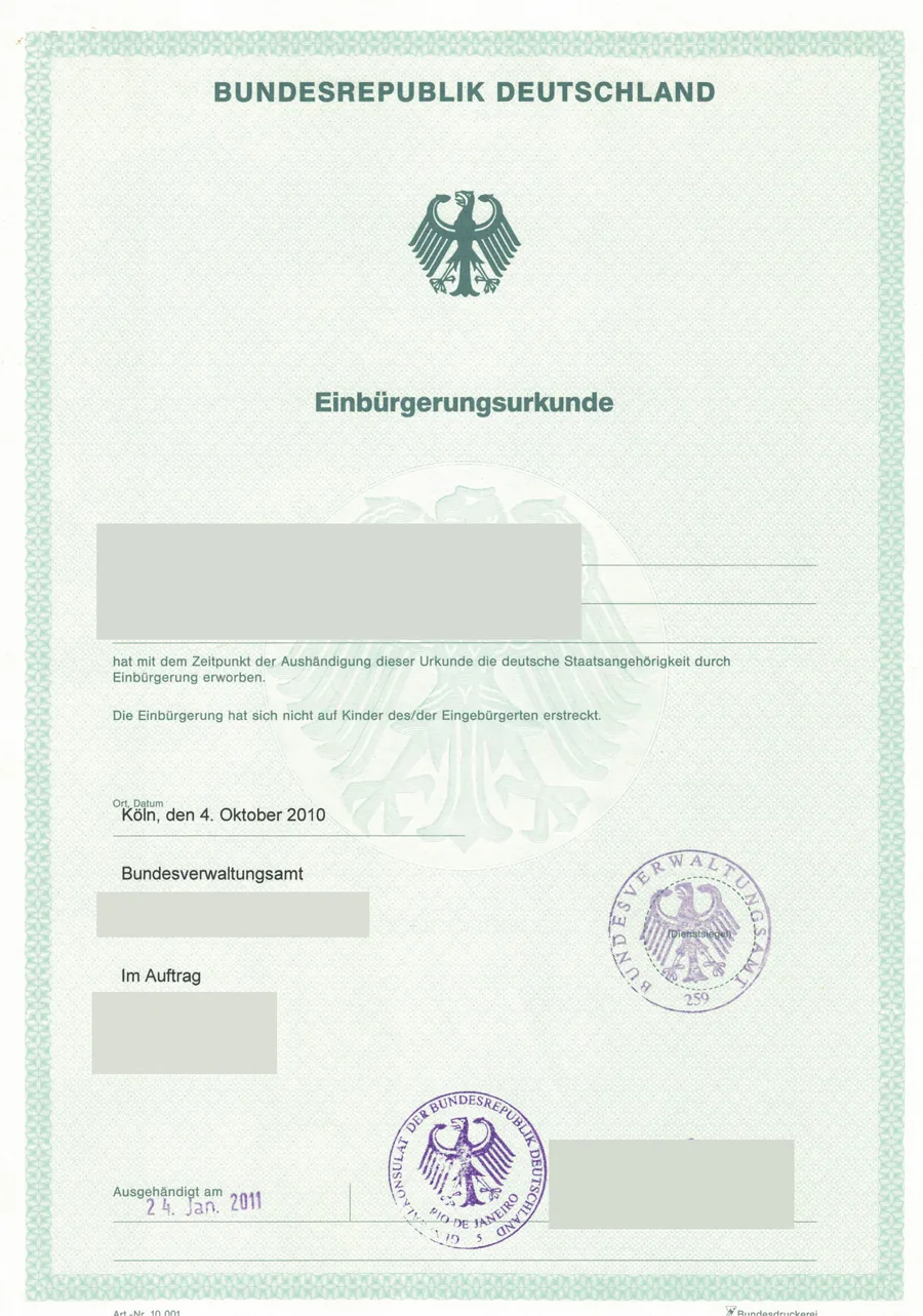 Einbürgerungsurkunde des Bundesverwaltungsamts, Köln 2010, ausgehändigt beim deutschen Generalkonsulat Rio de Janeiro, mit geschwärzten Personendaten