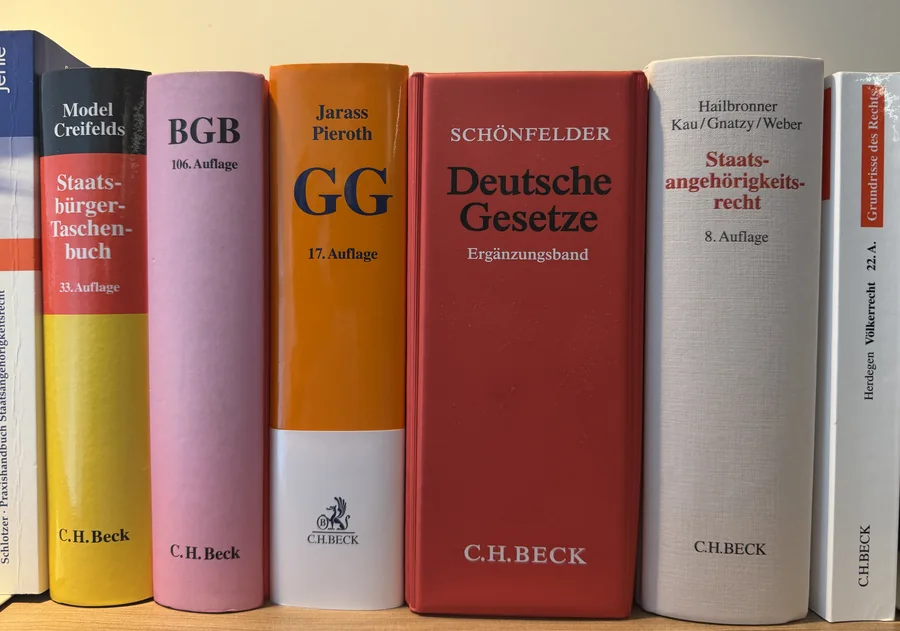 Kommentare und Gesetzestexte zum deutschen Staatsangehörigkeits- und Verwaltungsrecht im Regal
